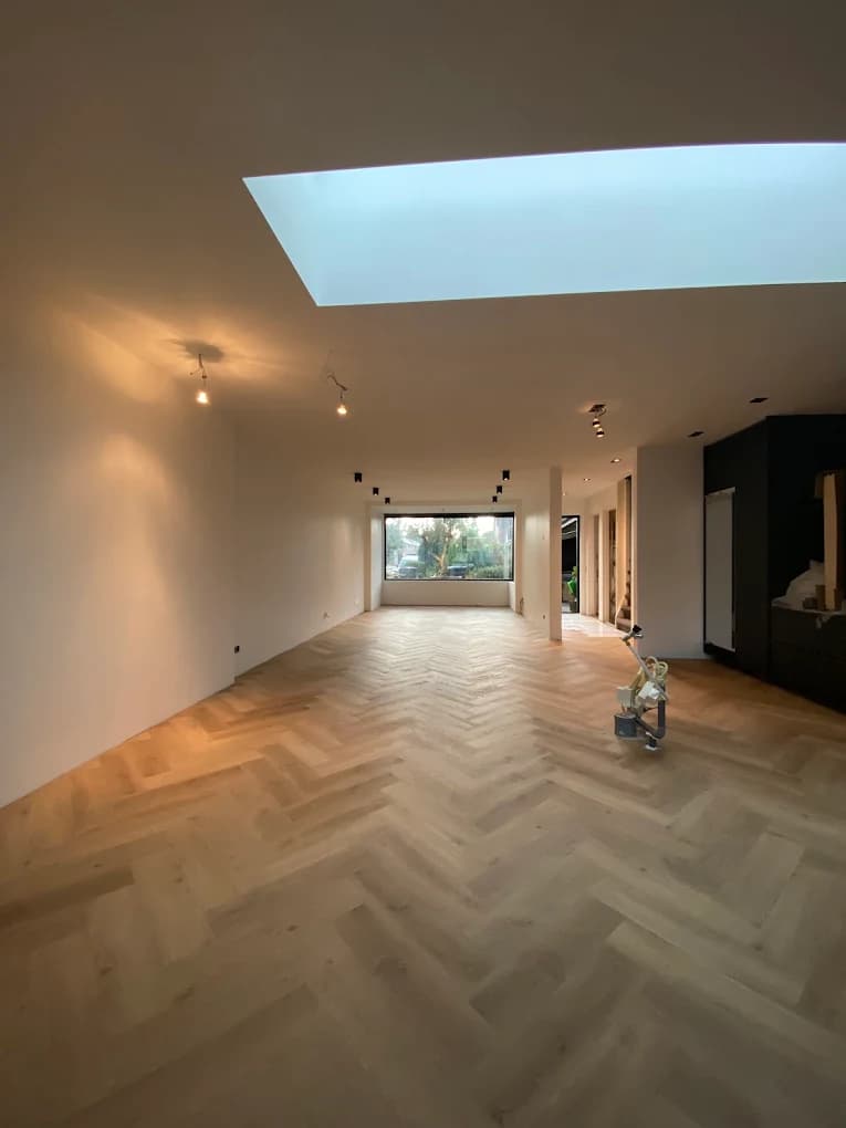Visgraat PVC vloer in een lichte, open woonkamer